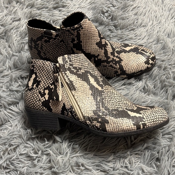 Arizona Jean Company Shoes - Black and Cream Snakeskin Ankle Boots